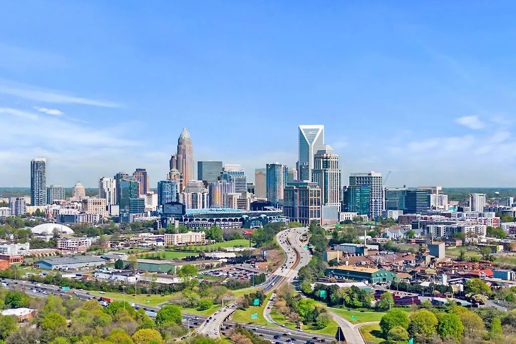 Apartment Fun & Eccentric + Uptown + Getaway + King Studio Charlotte