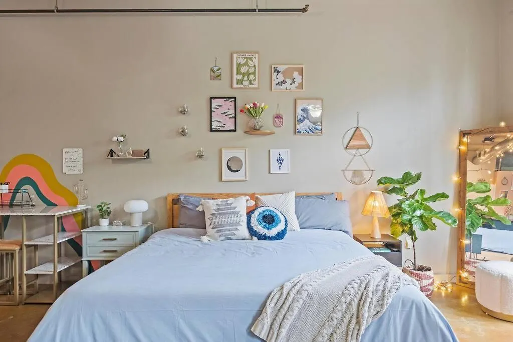 Fun & Eccentric + Uptown + Getaway + King Studio Charlotte Apartment