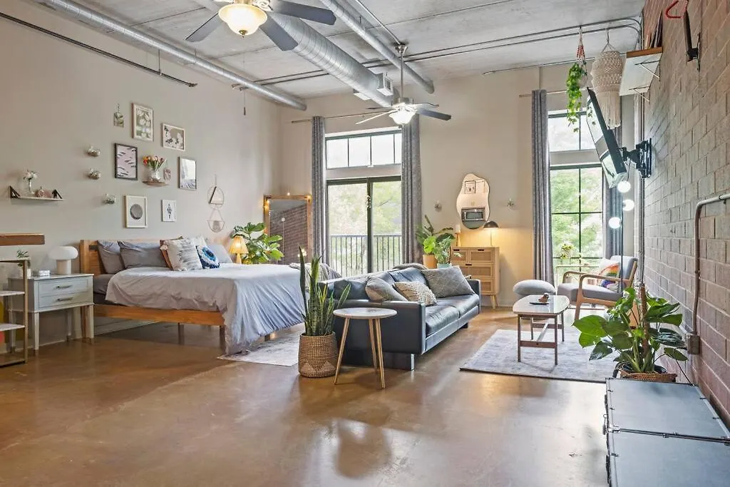 Apartment Fun & Eccentric + Uptown + Getaway + King Studio Charlotte