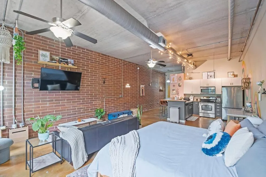 Apartment Fun & Eccentric + Uptown + Getaway + King Studio Charlotte