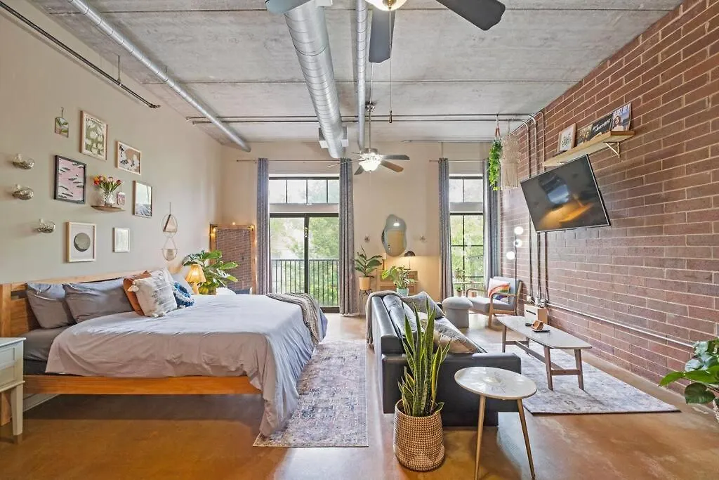 Fun & Eccentric + Uptown + Getaway + King Studio Charlotte Apartment