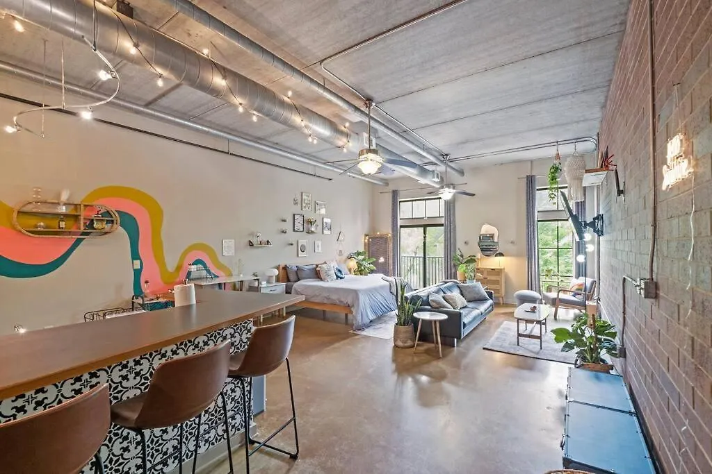 Fun & Eccentric + Uptown + Getaway + King Studio Charlotte Apartment