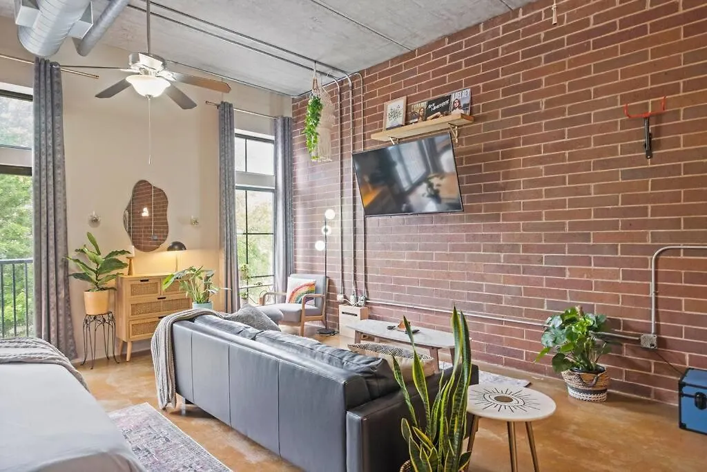 Fun & Eccentric + Uptown + Getaway + King Studio Charlotte Apartment