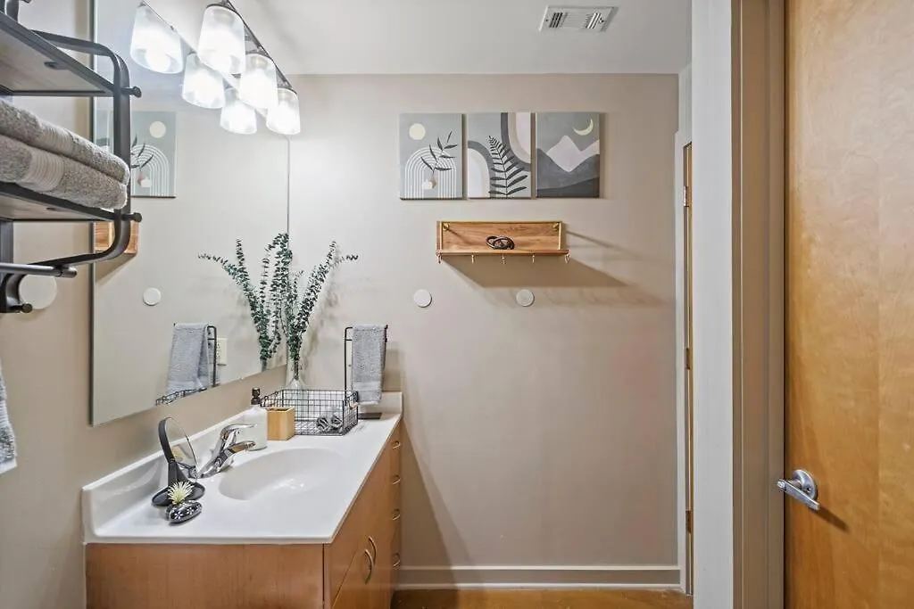 Apartment Fun & Eccentric + Uptown + Getaway + King Studio Charlotte