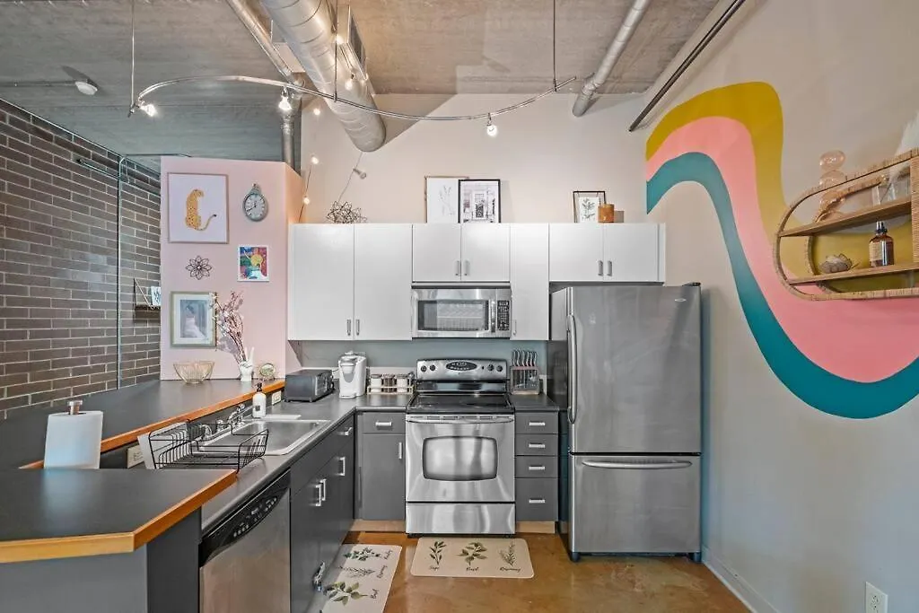 Apartment Fun & Eccentric + Uptown + Getaway + King Studio Charlotte
