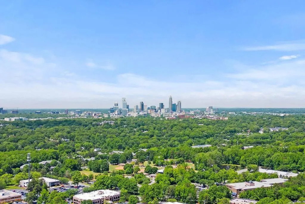 Fun & Eccentric + Uptown + Getaway + King Studio Charlotte Apartment