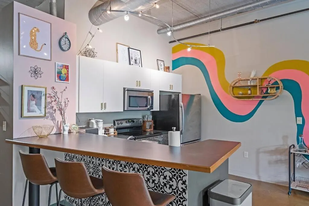 Apartment Fun & Eccentric + Uptown + Getaway + King Studio Charlotte