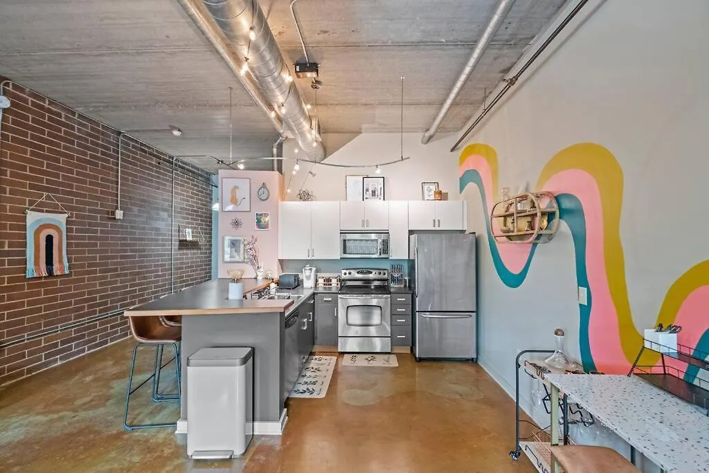 Apartment Fun & Eccentric + Uptown + Getaway + King Studio Charlotte